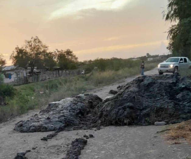 Desazolvan dren en R&iacute;o Bravo, pero bloquean caminos vecinales