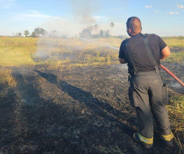 Extinguen fuego en pastizales de ejido
