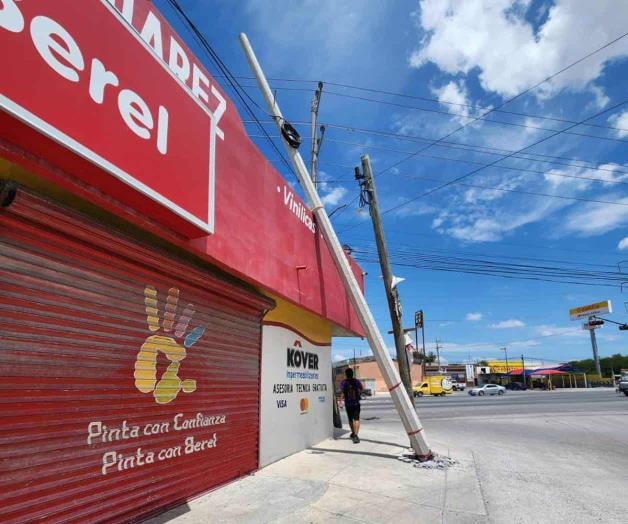 Permanece un poste de concreto a punto de caer Permanece un poste de concreto a punto de caer