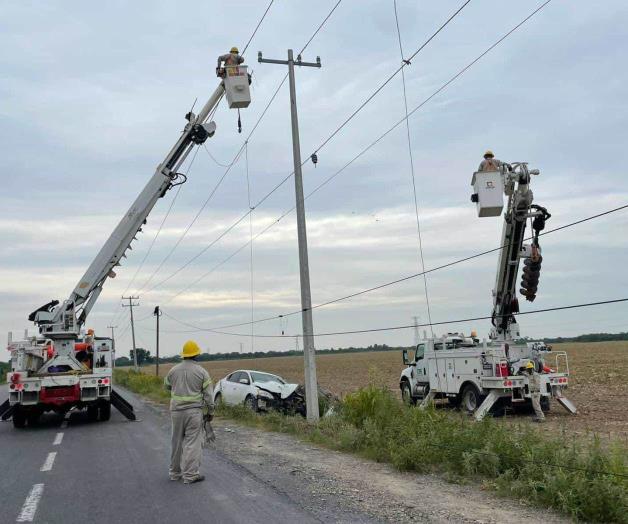 Choca contra poste y lo deja destrozado Choca contra poste y lo deja destrozado