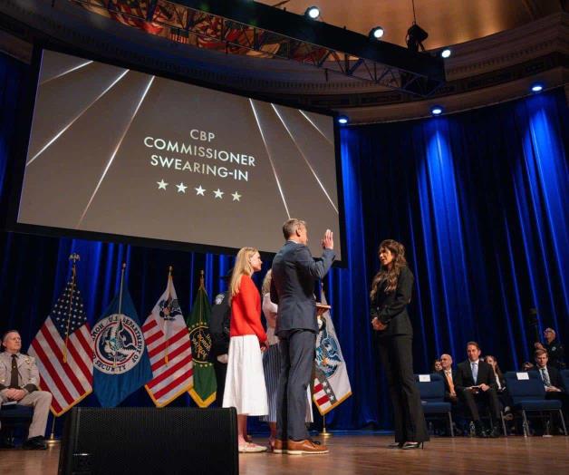 Rinde juramento Comisionado de Aduanas ante Kristi Noem
