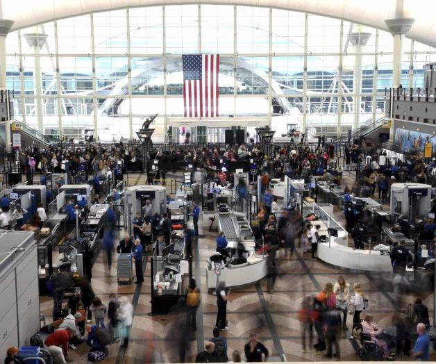 Desalojan a pasajeros de avión en problemas Desalojan a pasajeros de avión en problemas