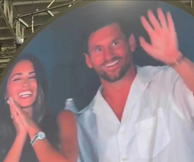Lionel Messi y su esposa protagonizan kiss cam de Coldplay