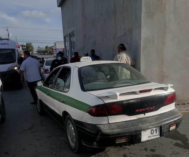 Taxista resulta lesionado tras encontronazo