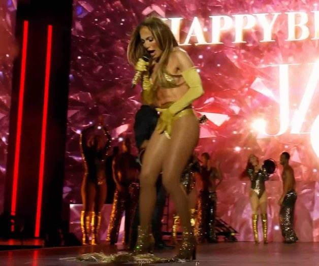 Se le cae la falda  &iexcl;en pleno show!