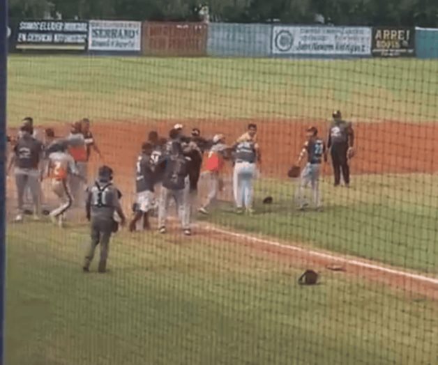 &iexcl;Batalla campal en un &acute;amistoso&acute;!