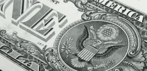 Peso extiende retroceso, mientras dólar se mantiene al alza