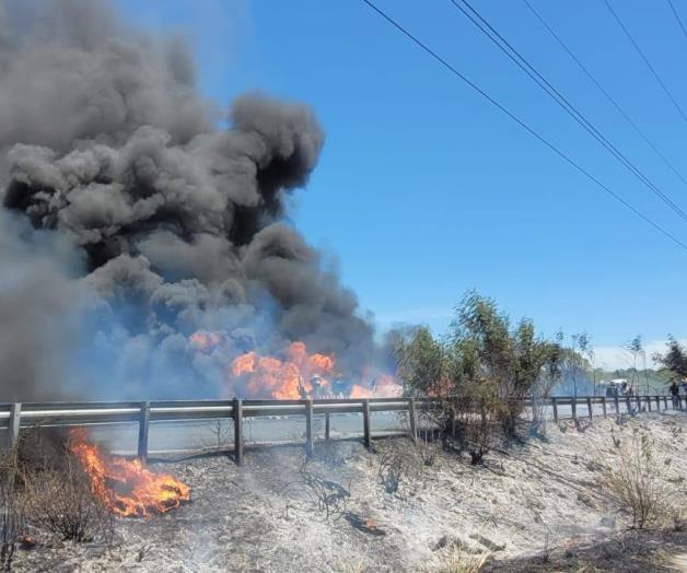 Explosión de pipa provoca cierre total en la carretera Victoria–Monterrey Explosión de pipa provoca cierre total en la carretera Victoria–Monterrey