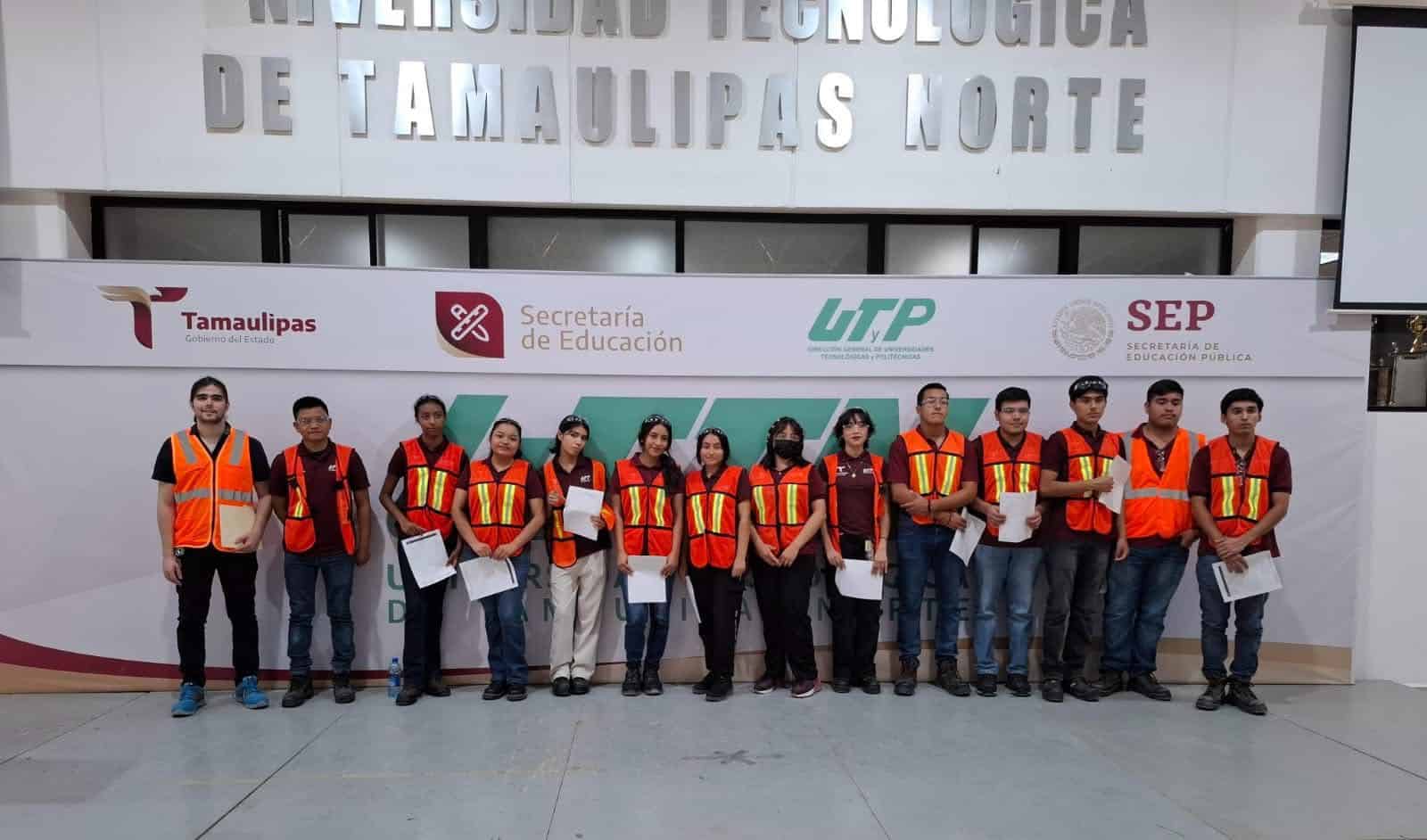 Acuden alumnos de la UTTN a conocer su futuro campo laboral