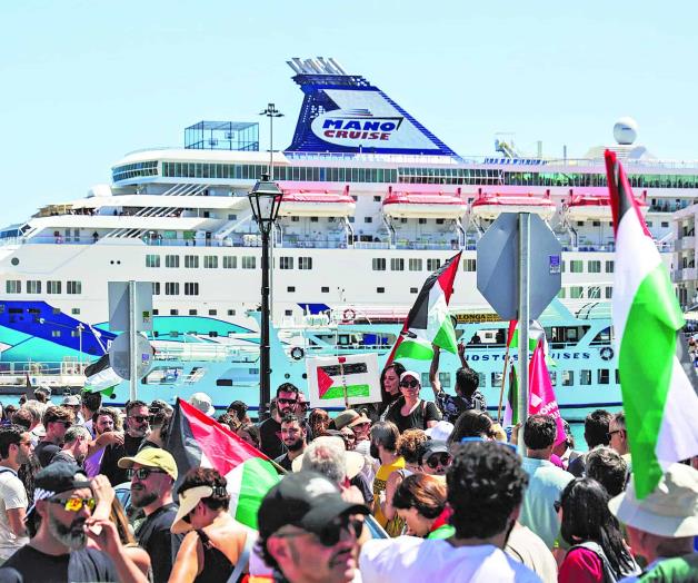 Protestan griegos por crucero israelí Protestan griegos por crucero israelí