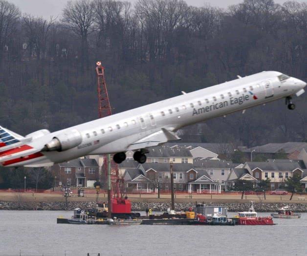 Autoridades empiezan audiencias sobre colisi&oacute;n a&eacute;rea que mat&oacute; a 67
