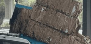 Accidente de Tráiler Cargado con Pacas de Cartón en Periférico Norte