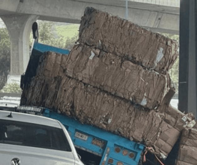 Accidente de Tráiler Cargado con Pacas de Cartón en Periférico Norte Accidente de Tráiler Cargado con Pacas de Cartón en Periférico Norte