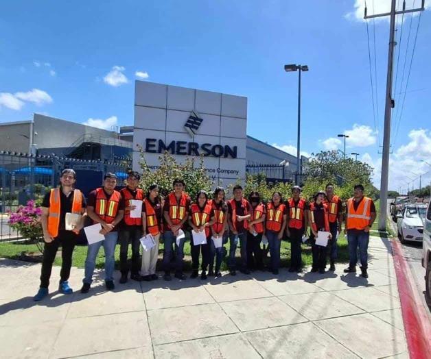 Acuden alumnos de la UTTN a conocer su futuro campo laboral