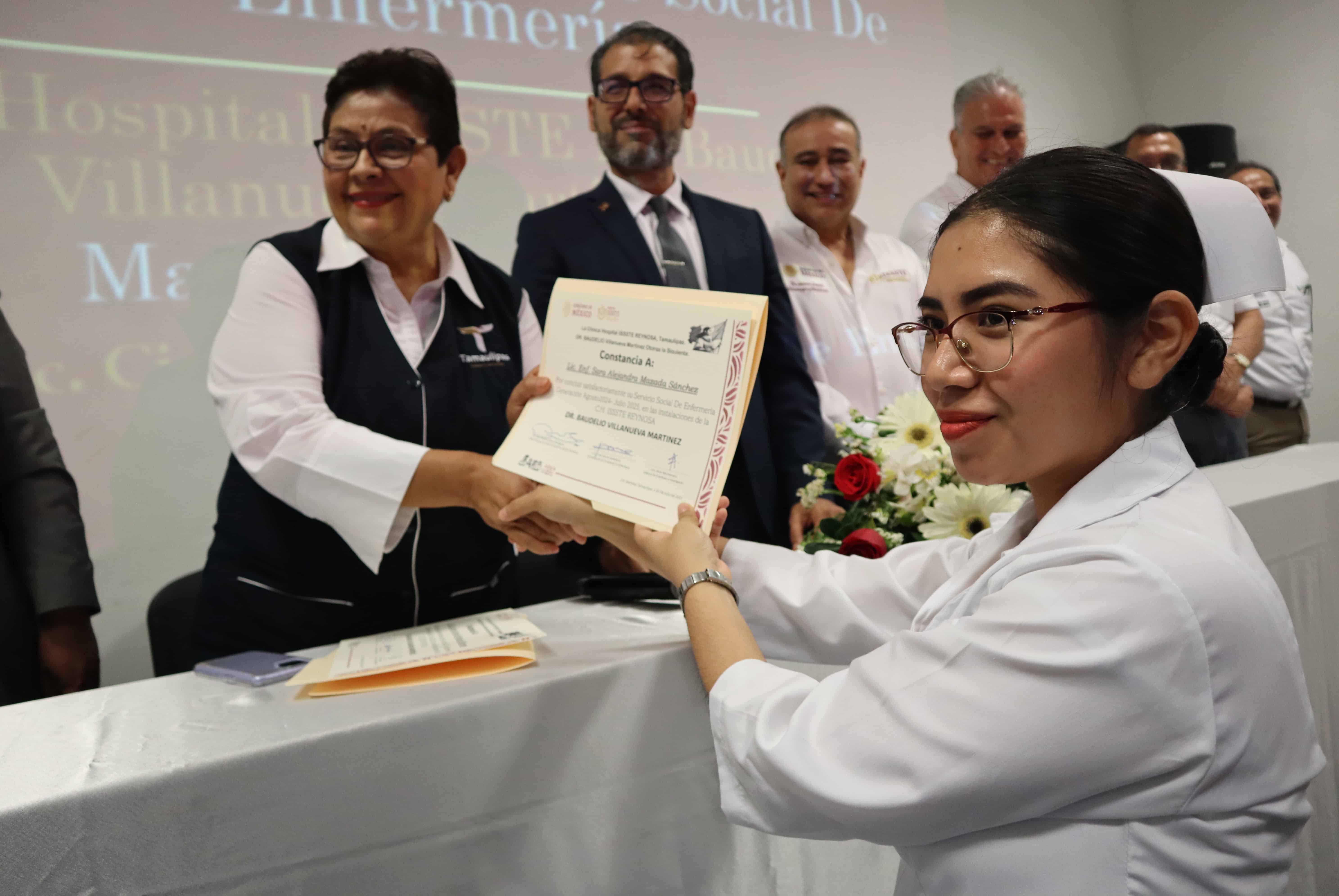 Se gradúan pasantes de Enfermería en el ISSSTE