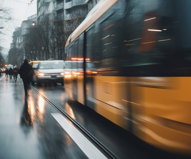 Choque entre transporte p&uacute;blico y taxi deja dos heridos en CDMX