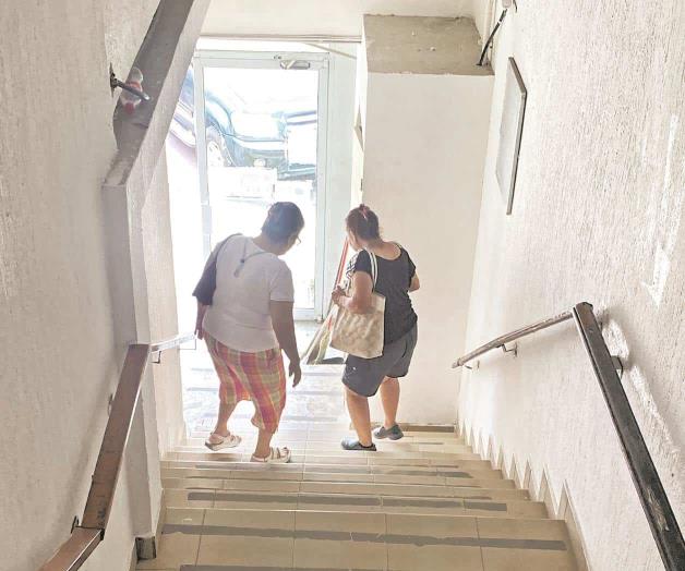 Mujer resbala y  cae; va a parar al  Hospital General