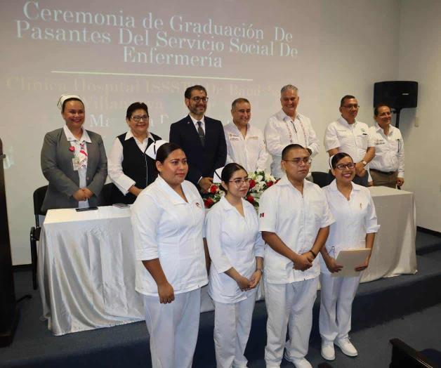 Se gradúan pasantes de Enfermería en el ISSSTE
