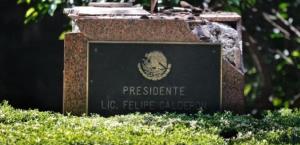 Autoridades retiran estatua de Felipe Calderón tras caída en Los Pinos