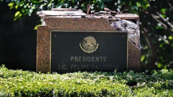 Autoridades retiran estatua de Felipe Calder&oacute;n tras ca&iacute;da en Los Pinos