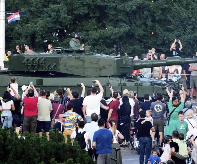 Celebran desfile de la victoria