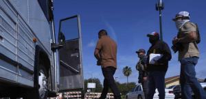 Jueza federal bloquea temporalmente deportaciones rápidas de inmigrantes en EE.UU.