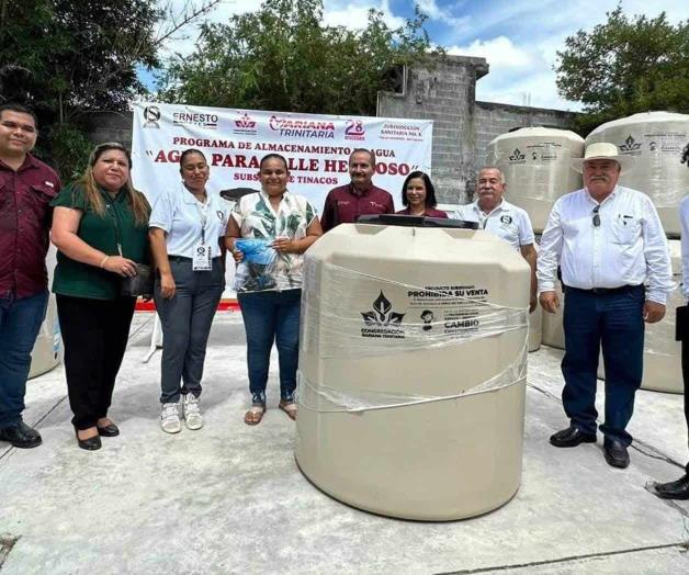 Entregan a familias de  VH tinacos subsidiados