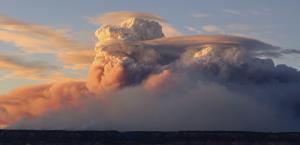 Nubes de fuego desafían a bomberos en Arizona y Utah