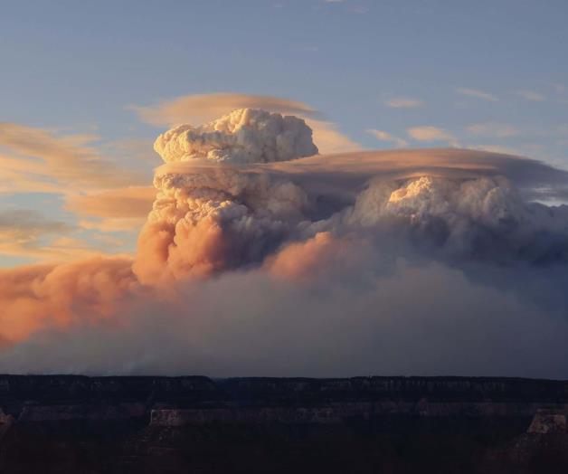 Nubes de fuego desafían a bomberos en Arizona y Utah