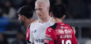 Joven talento mexicano Gilberto Mora asombra a Marco Reus en debut con Xolos