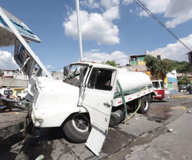 Autoridades atienden choque de pipa de agua en VC