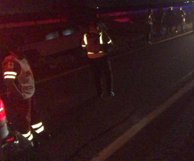 Conductora sufre accidente al ser sacada de carretera