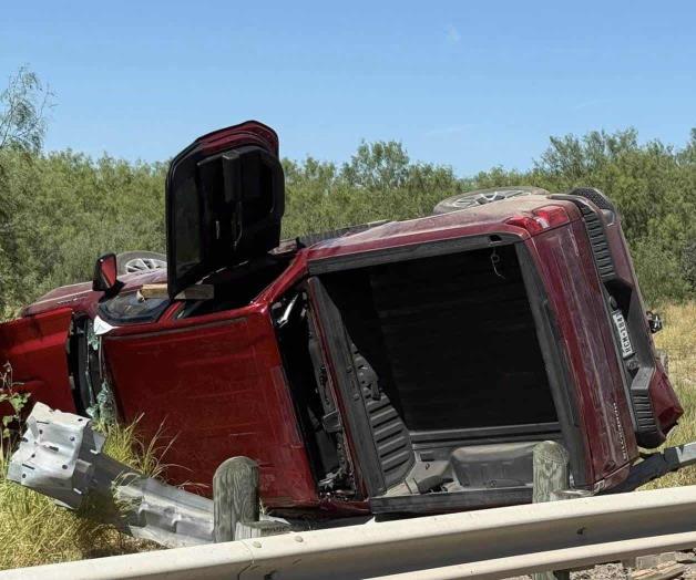 Dos personas lesionadas en espectacular volcadura