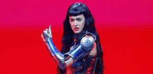 Ayuda Katy Perry a fan que se  desmayó en el escenario
