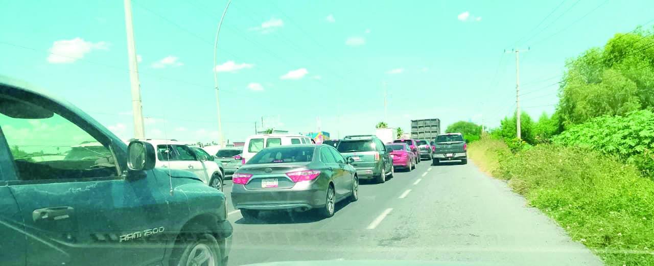 Largas filas sobre libramiento a Monterrey tras una volcadura