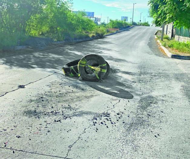 Peligrosa obstrucción en calle Roja Peligrosa obstrucción en calle Roja