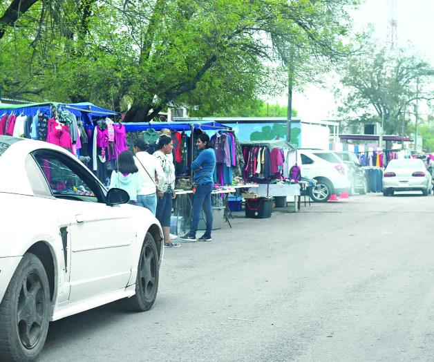 Desasfían tianguistas al sol e instalan sus puestos Desasfían tianguistas al sol e instalan sus puestos