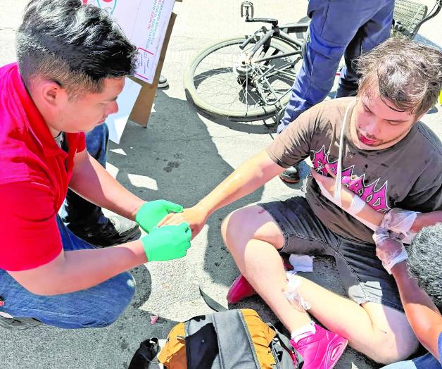 Ciclista se impacta contra vehículo; acaba chimuelo Ciclista se impacta contra vehículo; acaba chimuelo
