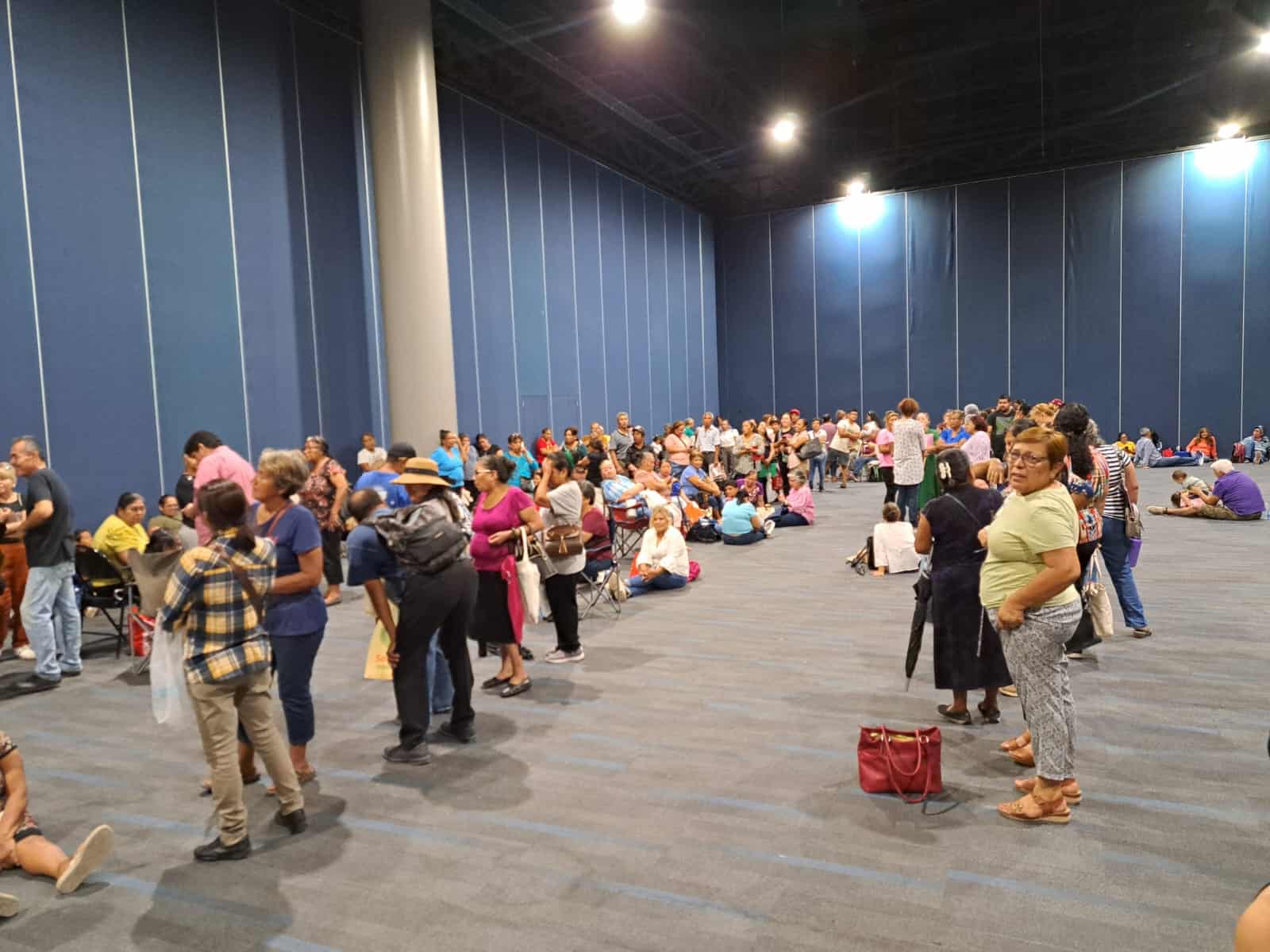 Forman mujeres largas filas para tramitar la Pensi&oacute;n del Bienestar