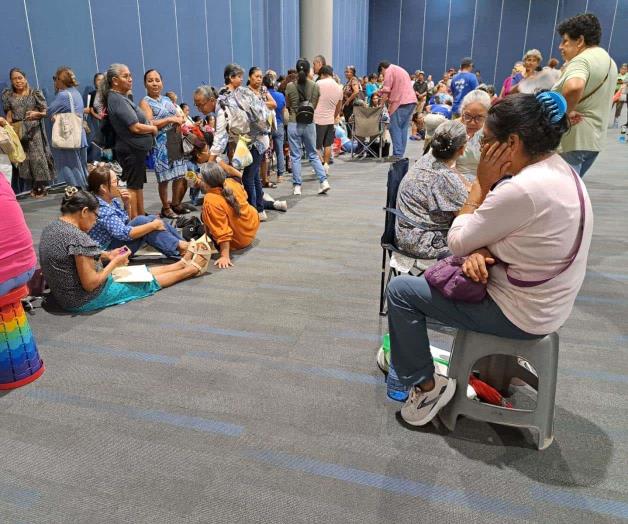 Forman mujeres largas filas para tramitar la Pensi&oacute;n del Bienestar