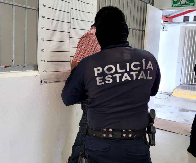 Sorprenden a 2 tomando cerveza en plaza principal