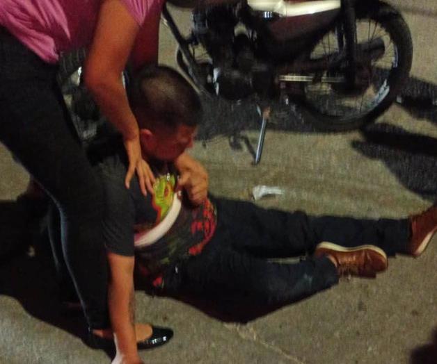 Un motociclista en estado de ebriedad terminó con la clavícula dislocada, luego de derrapar en la frágil unidad, teniendo que ser trasladado a un hospital. Lo anterior ocurrió en las calles Bolivia y Ramos Arizpe de Ciudad Madero, lugar al que arribaron Voluntarios del Sur de Tamaulipas para prestarle la atención prehospitalaria y trasladarlo a un nosocomio. De acuerdo a lo informado, el conductor motorizado se trasladaba en una forma errática y bajo los efectos del alcohol, terminando por derrapar y caer al asfalto. Agentes de Tránsito que llegaron al sitio tomaron conocimiento de este hecho, quienes solicitaron una grúa para el retiro de la motocicleta. Asimismo, el joven hombre quien presentaba diversos golpes contusos y probable luxación de la clavícula, fue trasladado al Hospital Civil de Tampico para su atención médica. Un motociclista en estado de ebriedad terminó con la clavícula dislocada, luego de derrapar en la frágil unidad, teniendo que ser trasladado a un hospital. Lo anterior ocurrió en las calles Bolivia y Ramos Arizpe de Ciudad Madero, lugar al que arribaron Voluntarios del Sur de Tamaulipas para prestarle la atención prehospitalaria y trasladarlo a un nosocomio. De acuerdo a lo informado, el conductor motorizado se trasladaba en una forma errática y bajo los efectos del alcohol, terminando por derrapar y caer al asfalto. Agentes de Tránsito que llegaron al sitio tomaron conocimiento de este hecho, quienes solicitaron una grúa para el retiro de la motocicleta. Asimismo, el joven hombre quien presentaba diversos golpes contusos y probable luxación de la clavícula, fue trasladado al Hospital Civil de Tampico para su atención médica.