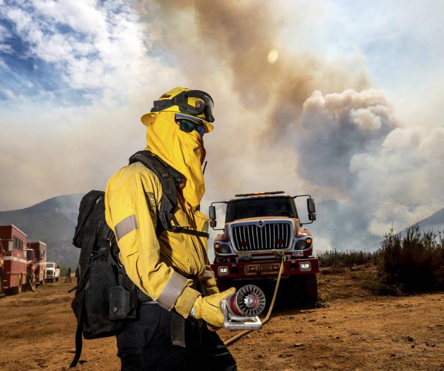 Gran incendio amenaza viviendas en California