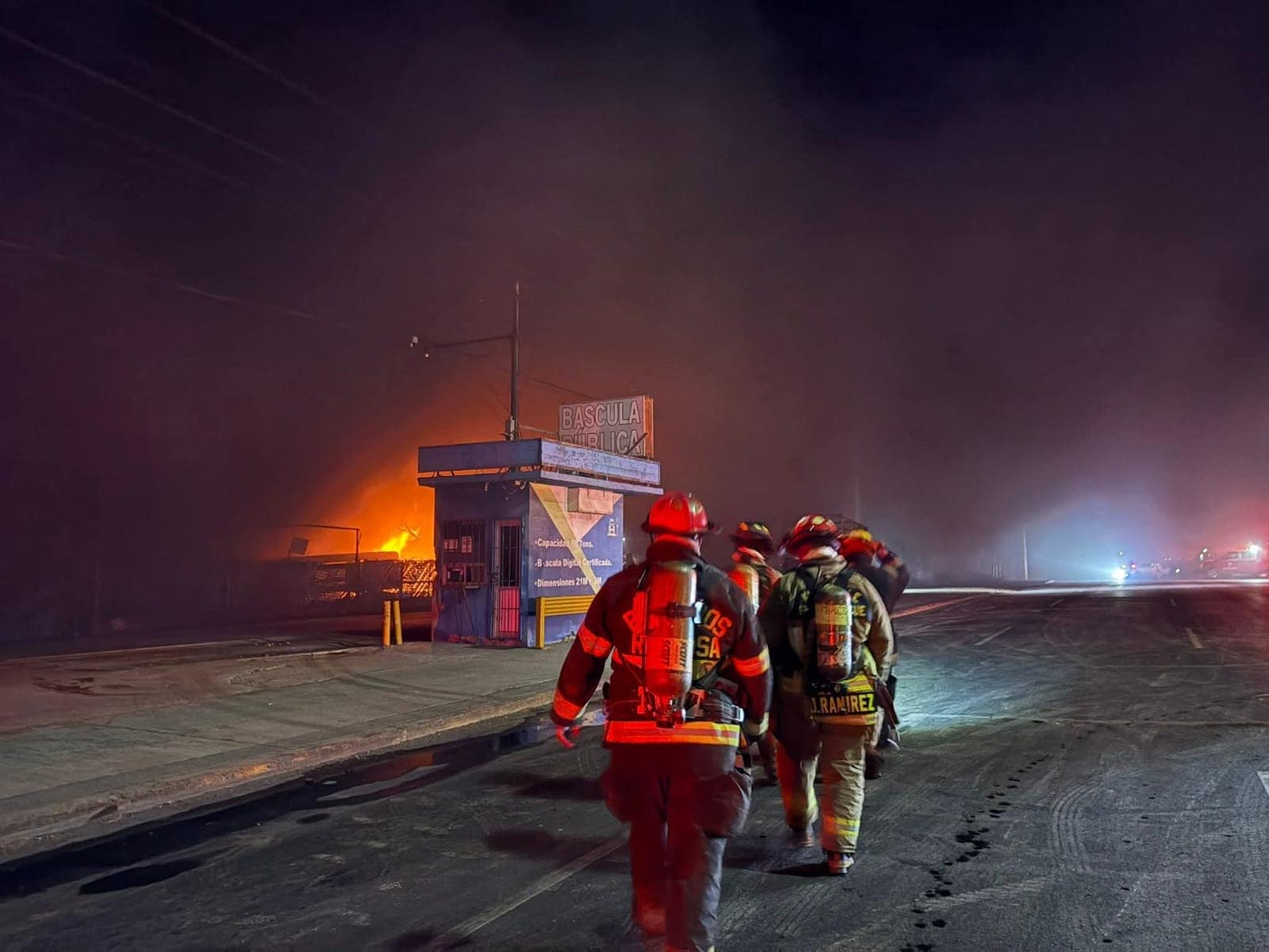 Incendio de alta magnitud en Recicladora provoca evacuaciones y cierre en carretera Monterrey