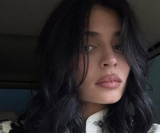 Kylie Jenner luce manicura francesa inspirada en los 90