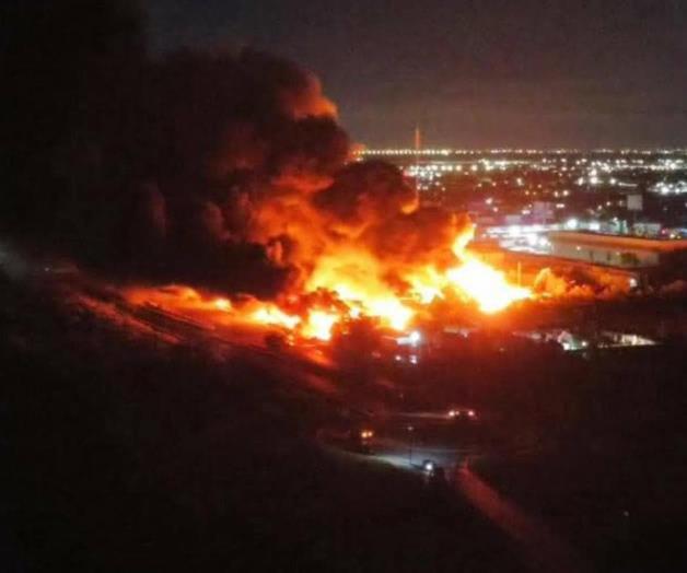 Incendio de alta magnitud en Recicladora provoca evacuaciones y cierre en carretera Monterrey