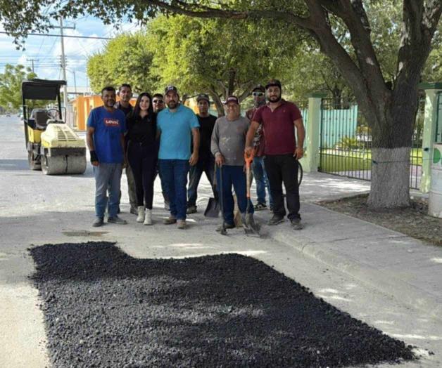 En respuesta a una solicitud ciudadana, la alcaldesa, Nataly García Díaz, supervisó y dio inicio de manera inmediata a trabajos de bacheo en la calle conocida anteriormente como Manuel Cavazos Lerma y que hoy lleva el nombre de Martha Mota. La alcaldesa, destacó el avance en las labores de bacheo en la mencionada calle, y las que se han realizado en distintos sectores de la cabecera municipal. Como parte de esta campaña integral atendiendo peticiones de la ciudadanía, con una cuantiosa inversión se beneficia a cientos de vecinos de las avenidas Hidalgo y Díaz Ordaz, y las calles novena, treceava, Venustiano Carranza y doceava (concreto hidráulico) "Hoy dimos un gran avance a las peticiones de algunos vecinos y vecinas para atención de bacheo, mañana seguiremos con lo pendiente", afirmó Nataly García Díaz, reiterando su compromiso con el mantenimiento de la infraestructura urbana. Vecinos de los diferentes sectores agradecieron la pronta respuesta, ya que el deterioro de la carpeta asfáltica dificultaba el trá En respuesta a una solicitud ciudadana, la alcaldesa, Nataly García Díaz, supervisó y dio inicio de manera inmediata a trabajos de bacheo en la calle conocida anteriormente como Manuel Cavazos Lerma y que hoy lleva el nombre de Martha Mota. La alcaldesa, destacó el avance en las labores de bacheo en la mencionada calle, y las que se han realizado en distintos sectores de la cabecera municipal. Como parte de esta campaña integral atendiendo peticiones de la ciudadanía, con una cuantiosa inversión se beneficia a cientos de vecinos de las avenidas Hidalgo y Díaz Ordaz, y las calles novena, treceava, Venustiano Carranza y doceava (concreto hidráulico) "Hoy dimos un gran avance a las peticiones de algunos vecinos y vecinas para atención de bacheo, mañana seguiremos con lo pendiente", afirmó Nataly García Díaz, reiterando su compromiso con el mantenimiento de la infraestructura urbana. Vecinos de los diferentes sectores agradecieron la pronta respuesta, ya que el deterioro de la carpeta asfáltica dificultaba el trá