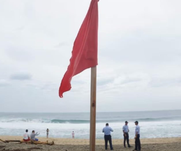 Turista de Chihuahua desaparece en Sinaloa tras ser arrastrado por el oleaje