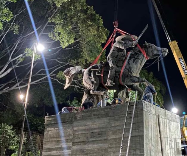 Traslado de la escultura del General Zapata para conmemorar su nacimiento