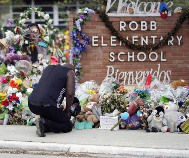 Familias de v&iacute;ctimas presionan por transparencia en caso de Uvalde